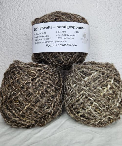 50g Schafwolle, Schurwolle von Hand gesponnen, braun meliert