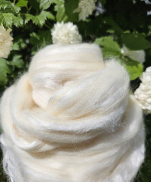 Naturfarbener Kammzug aus Falkland Merino- und Wensleydale-Schafwolle sowie aus Rosen- und Perlenfasern mit edlem Glanz und weichem Griff