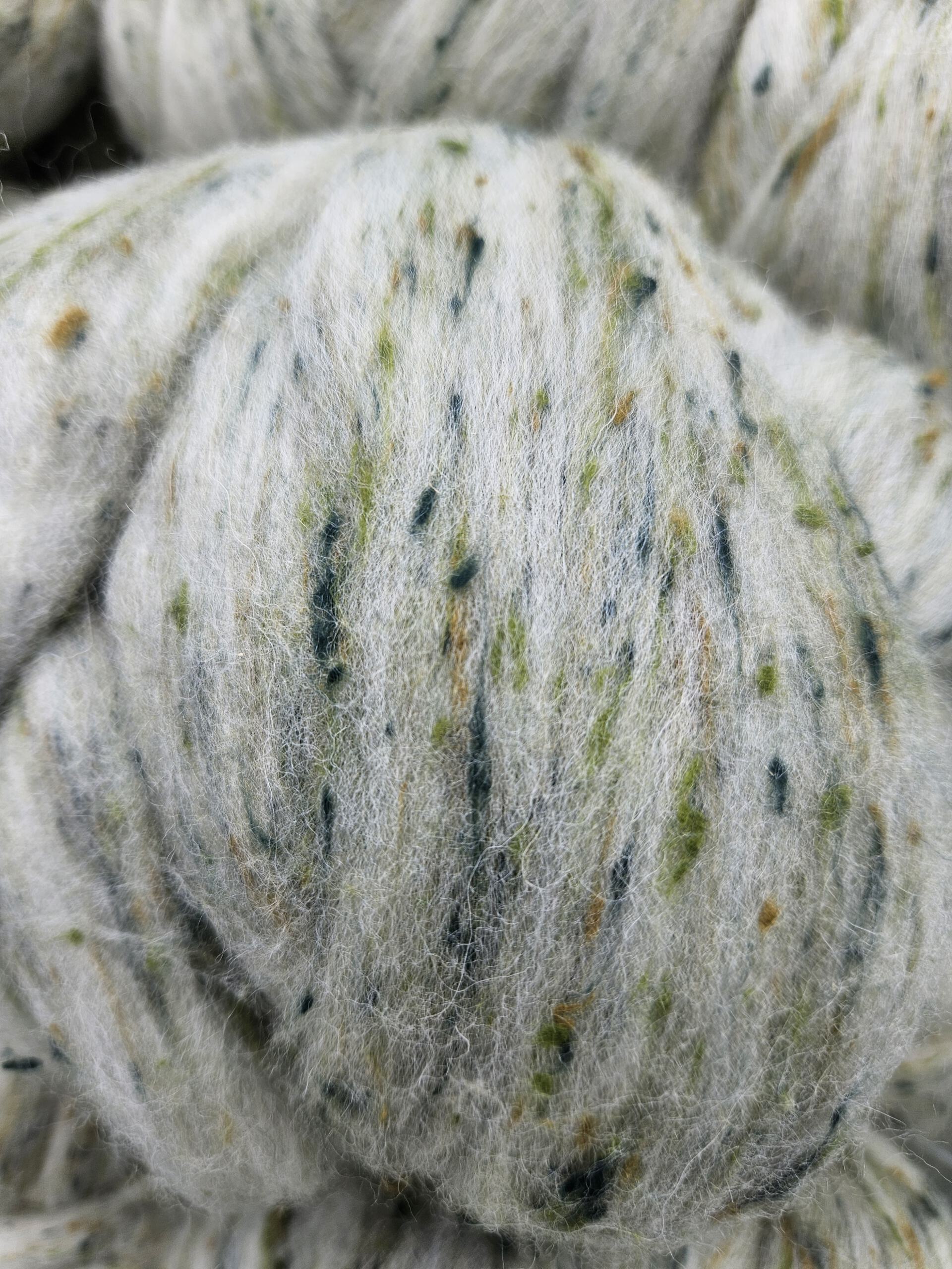 Tweed-Kammzug in hellgrün aus Schurwolle (23mic)